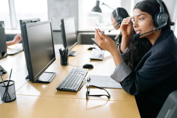 Commerciale en train de saisir un appel grâce à l'application Saas 