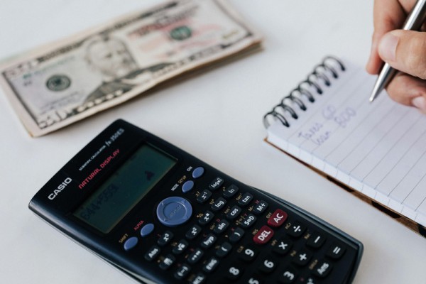 Image mettant en avant le calcul des frais d'une entreprise