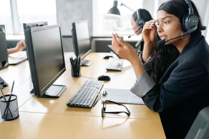 Commerciale en train de saisir un appel grâce à l'application Saas 