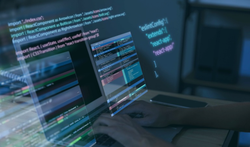 Personne qui développe du code sur mesure.